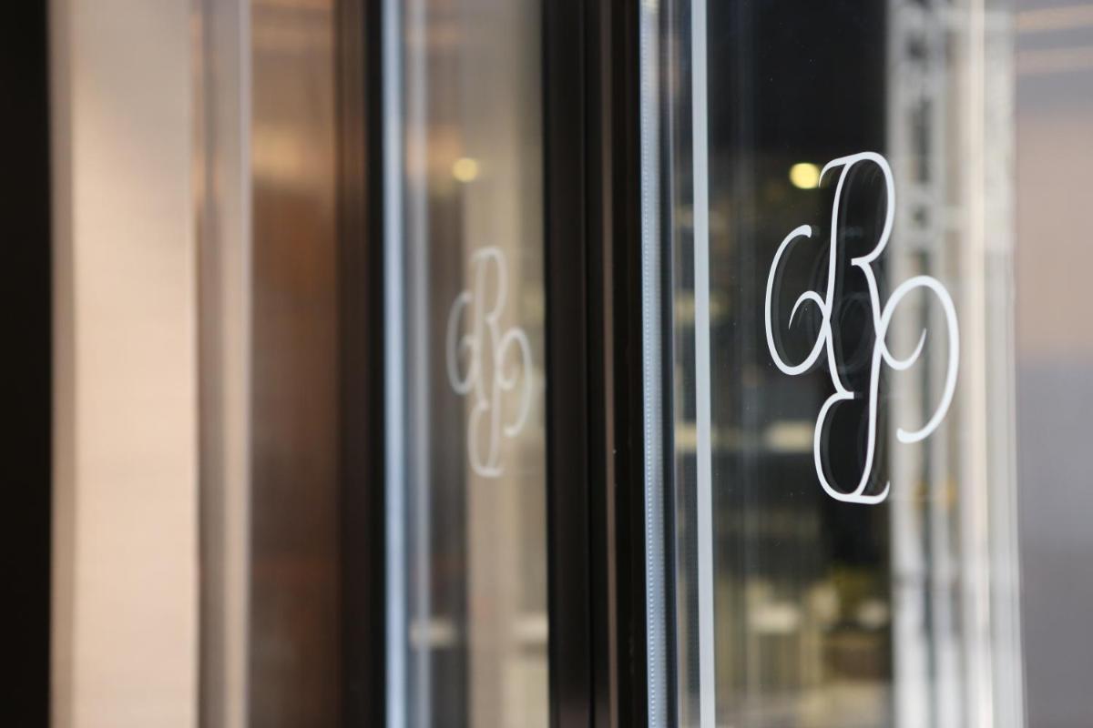 Certificat, récompense, panneau ou autre document affiché dans l'établissement Chapeau Rouge par William Frachot - Hôtel Espace Bien-être & Restaurant étoilé