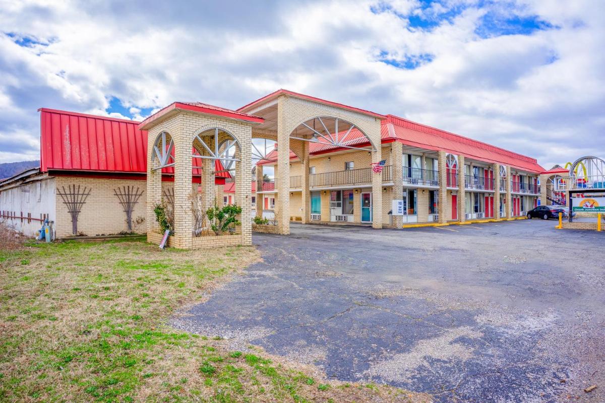 Ozark Junction mountain view by OYO - Housity