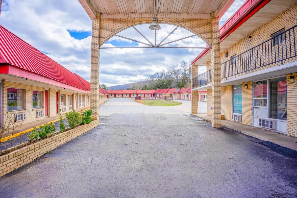 Ozark Junction mountain view by OYO - Housity