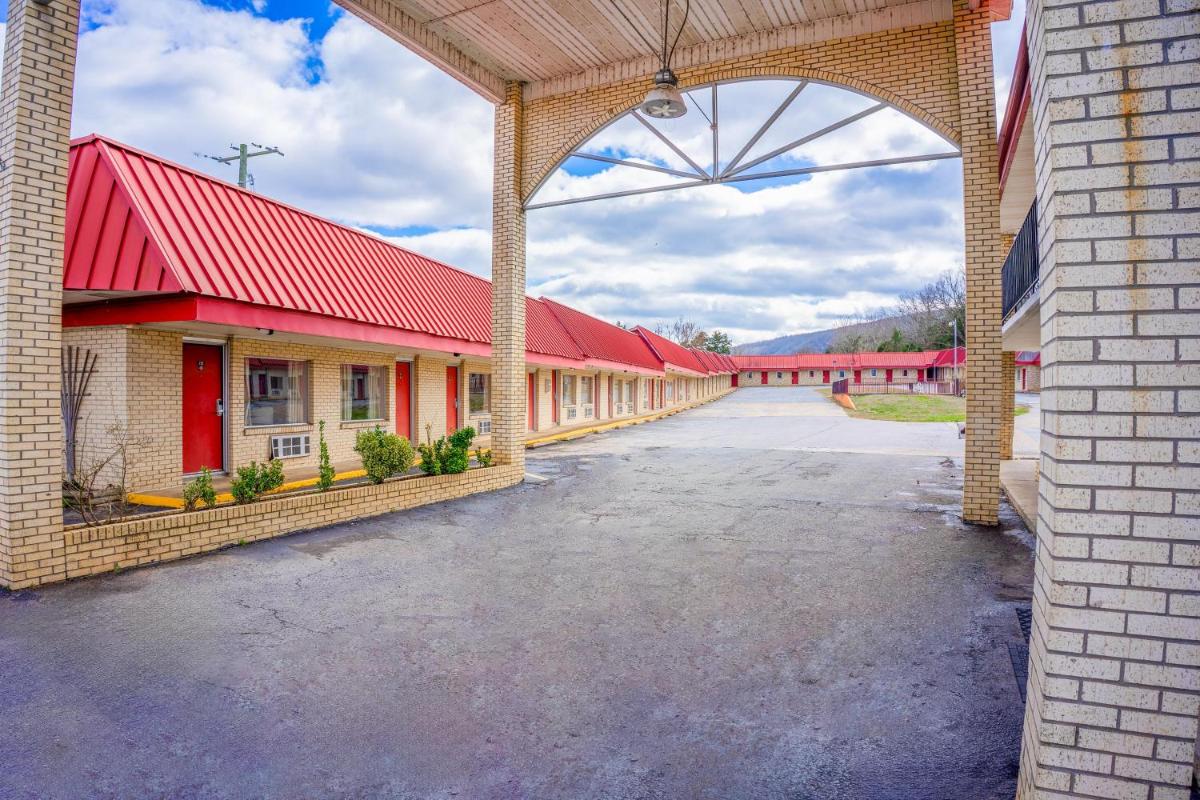 Ozark Junction mountain view by OYO - Housity