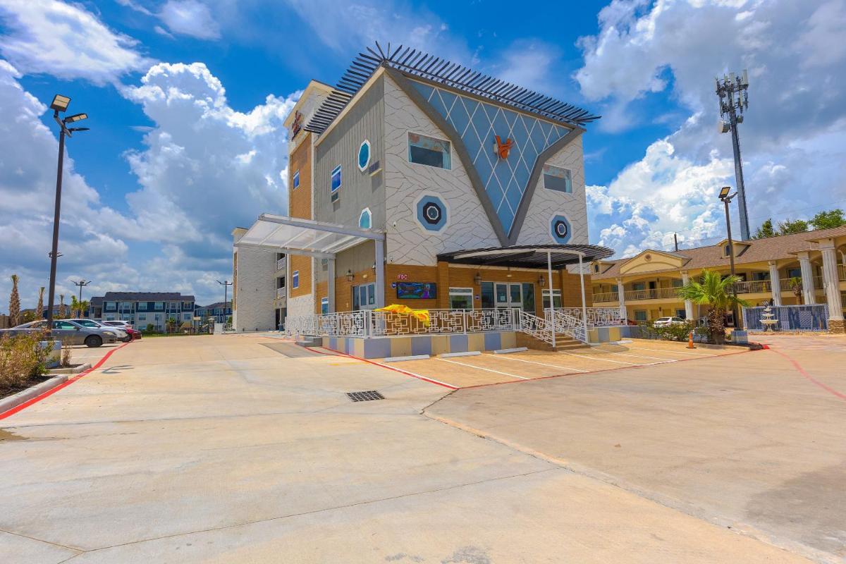 La Vyoma Villas, Westpark Hwy 6 - Housity