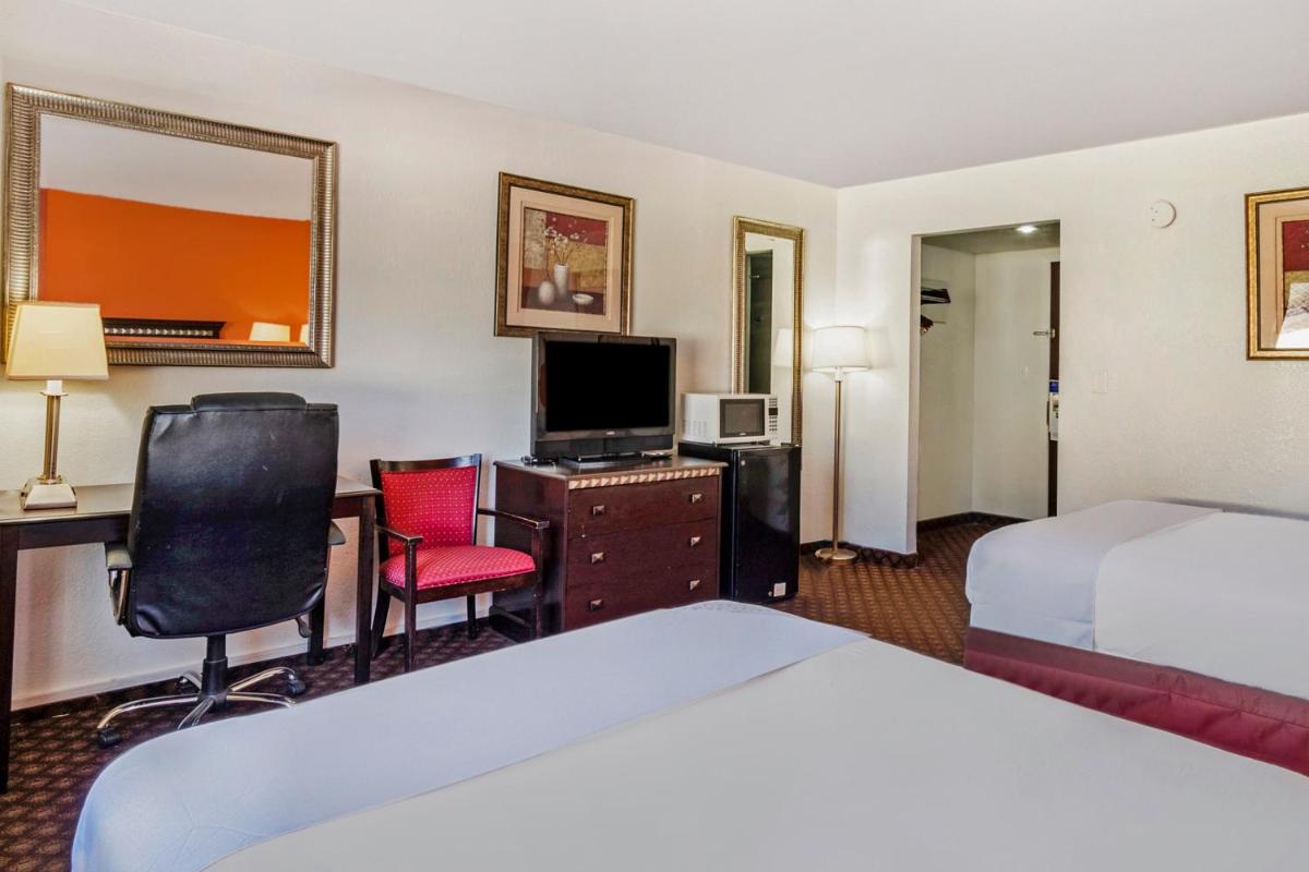Travelodge By Wyndham Dodge City KS - Housity