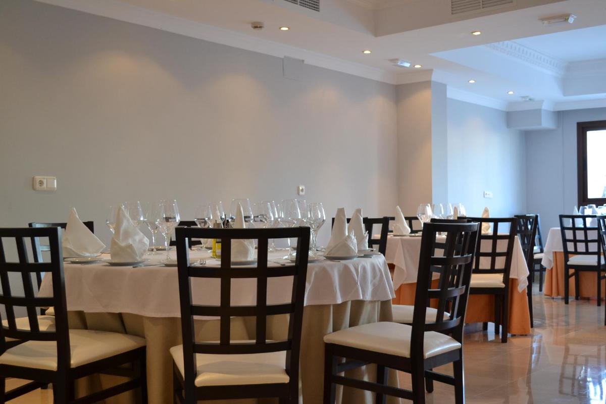 Un restaurante o sitio para comer en Hotel & Spa PLAZA Arriate