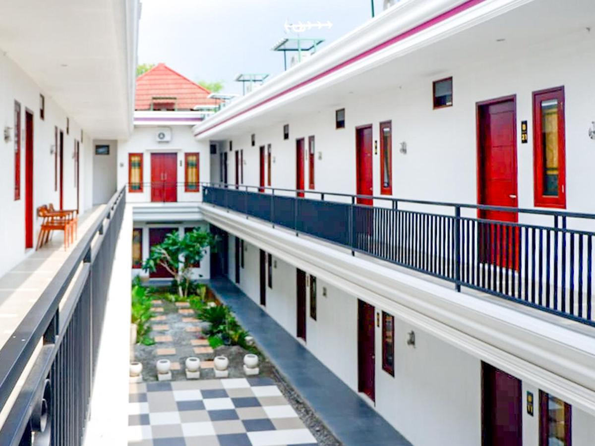 Kusuma Guest House Jombang RedPartner near Station Jombang - Housity