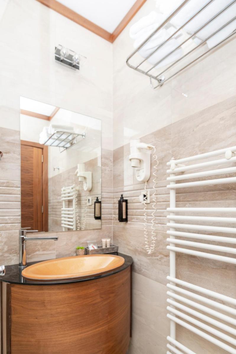 Hotel Bistrik City Center - Housity