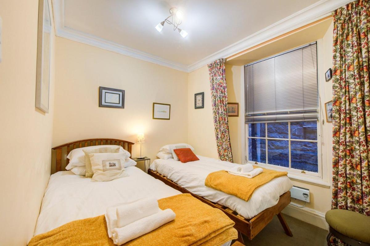 GuestReady - Historic Edinburgh Old Town Apartment - Housity