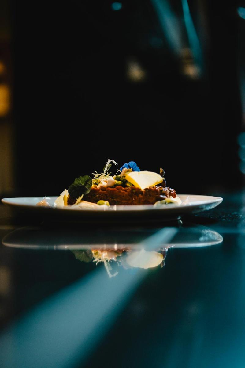 ein Teller mit Lebensmitteln auf einem Tisch in der Unterkunft Hotel Kö59 Düsseldorf - Member of Hommage Luxury Hotels Collection in Düsseldorf + 37 Fotos