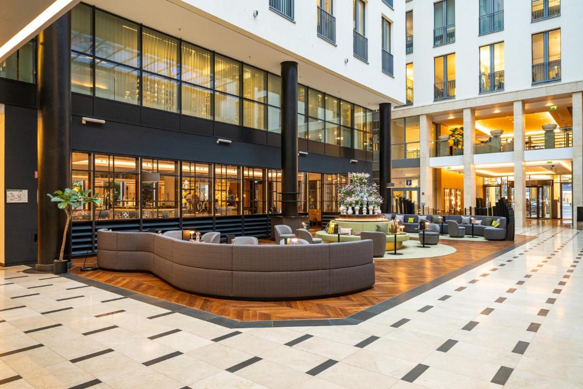 eine Lobby eines Gebäudes mit Sofas und Stühlen in der Unterkunft Hotel Kö59 Düsseldorf - Member of Hommage Luxury Hotels Collection in Düsseldorf