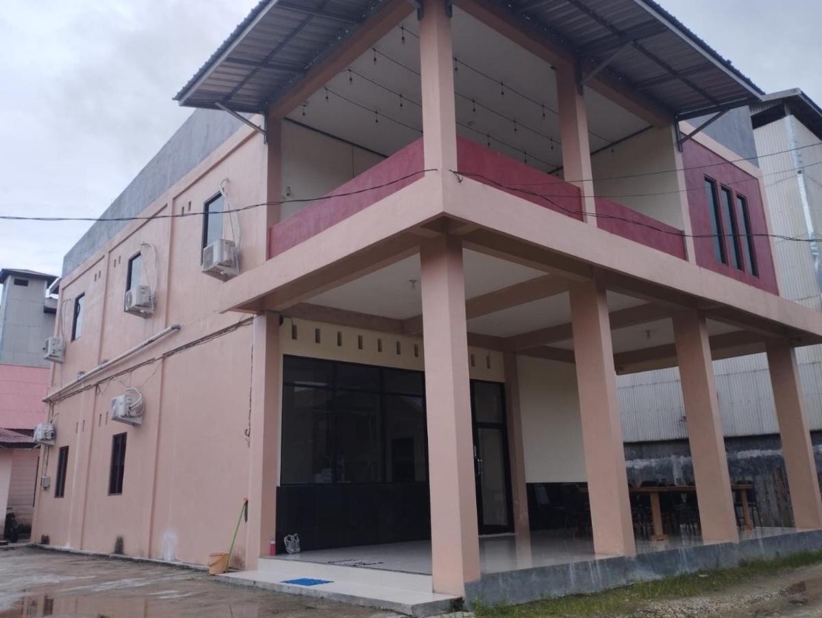 OYO 92243 Fanilly Guest House Marabahan - Housity