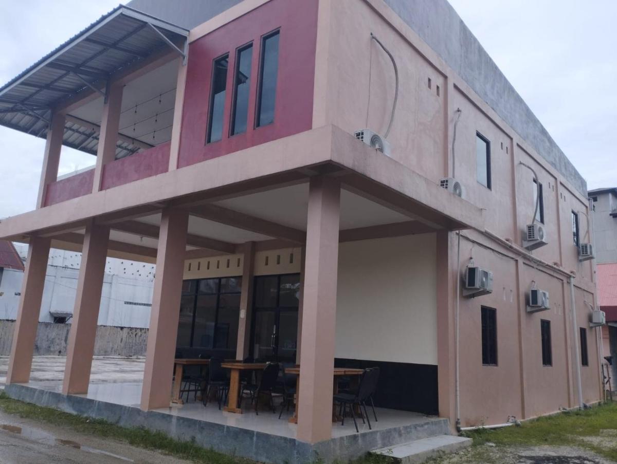 OYO 92243 Fanilly Guest House Marabahan - Housity