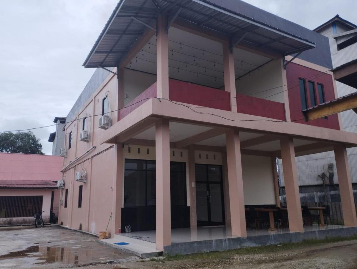 OYO 92243 Fanilly Guest House Marabahan - Housity