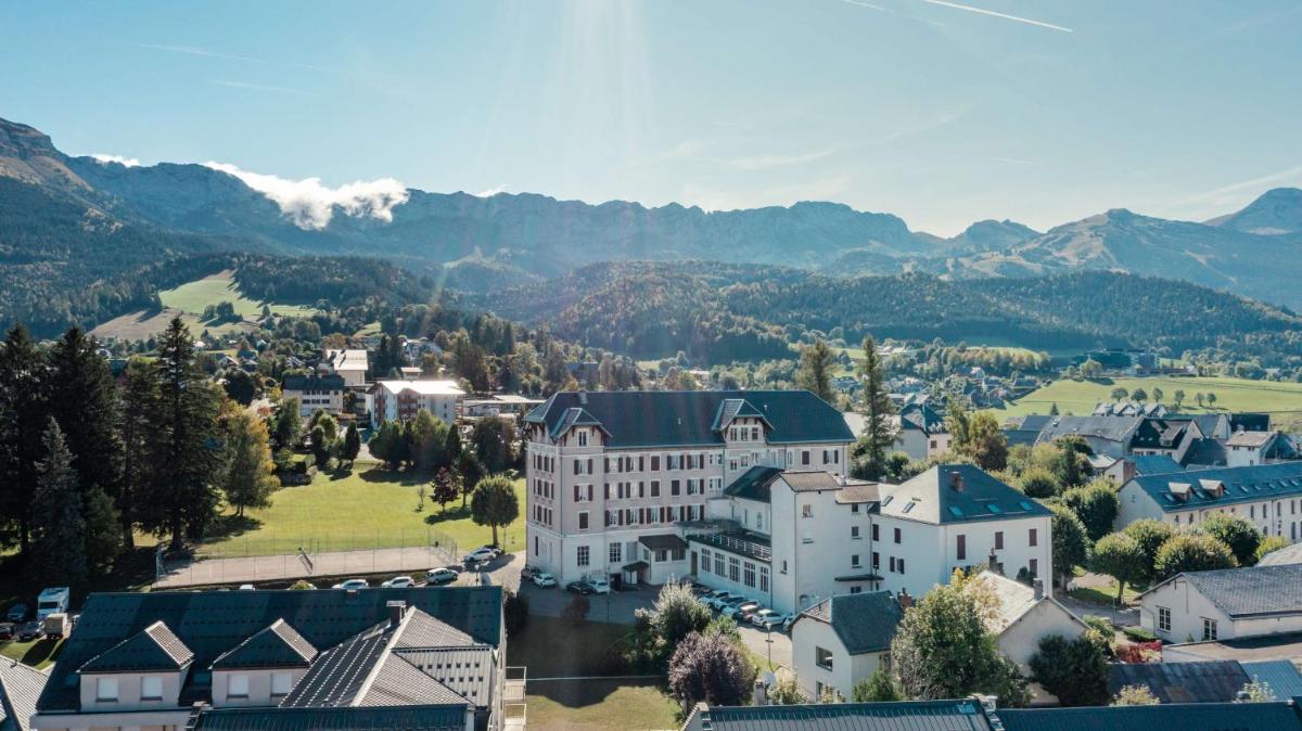 une vue aérienne d'une ville dans les montagnes dans l'établissement Best Western Grand Hotel de Paris & Spa, à Villard-de-Lans