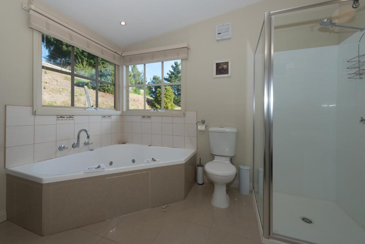 CRABTREE RIVERFRONT COTTAGES Beautiful peaceful location RELAX & ENJOY - Housity