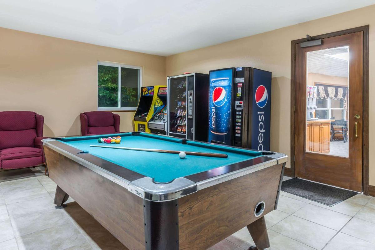 Super 8 by Wyndham Higginsville - Housity