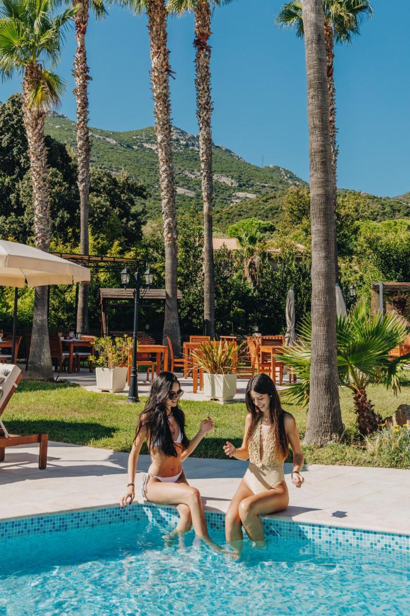 Piscine de l'établissement Hotel Corsica & Spa Serena ou située à proximité