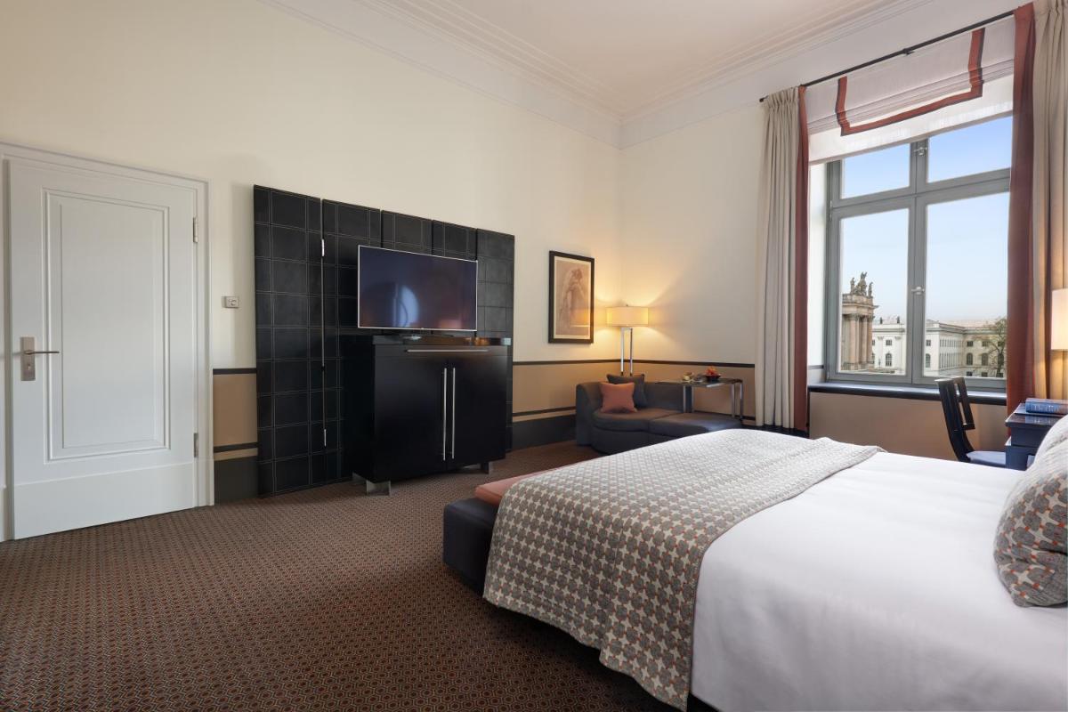 Ein Bett oder Betten in einem Zimmer der Unterkunft Rocco Forte Hotel De Rome Ein Bett oder Betten in einem Zimmer der Unterkunft Rocco Forte Hotel De Rome