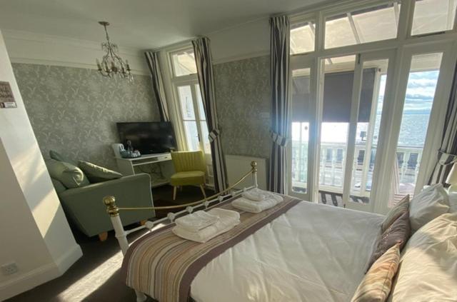 Pebbles Guest House - Housity
