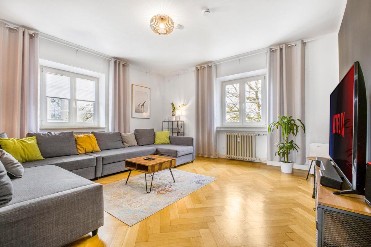 cruwzo I Spacious 3 BR with WiFi Kitchen Games - Housity