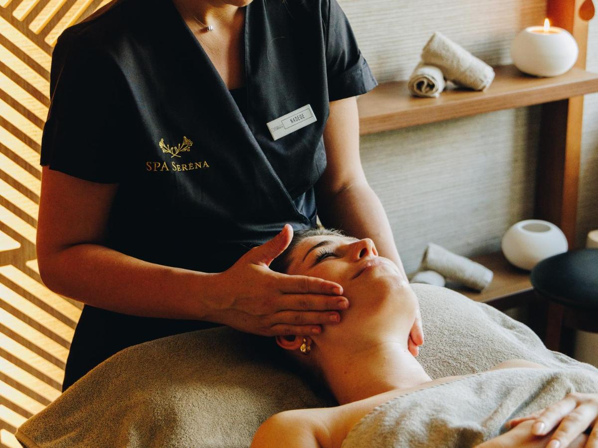 une femme recevant un massage d'une femme allongée sur un lit dans l'établissement Hotel Corsica & Spa Serena, à Calvi une femme recevant un massage d'une femme allongée sur un lit dans l'établissement Hotel Corsica & Spa Serena, à Calvi