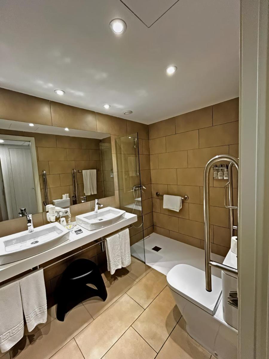 Un baño de Hotel Marina