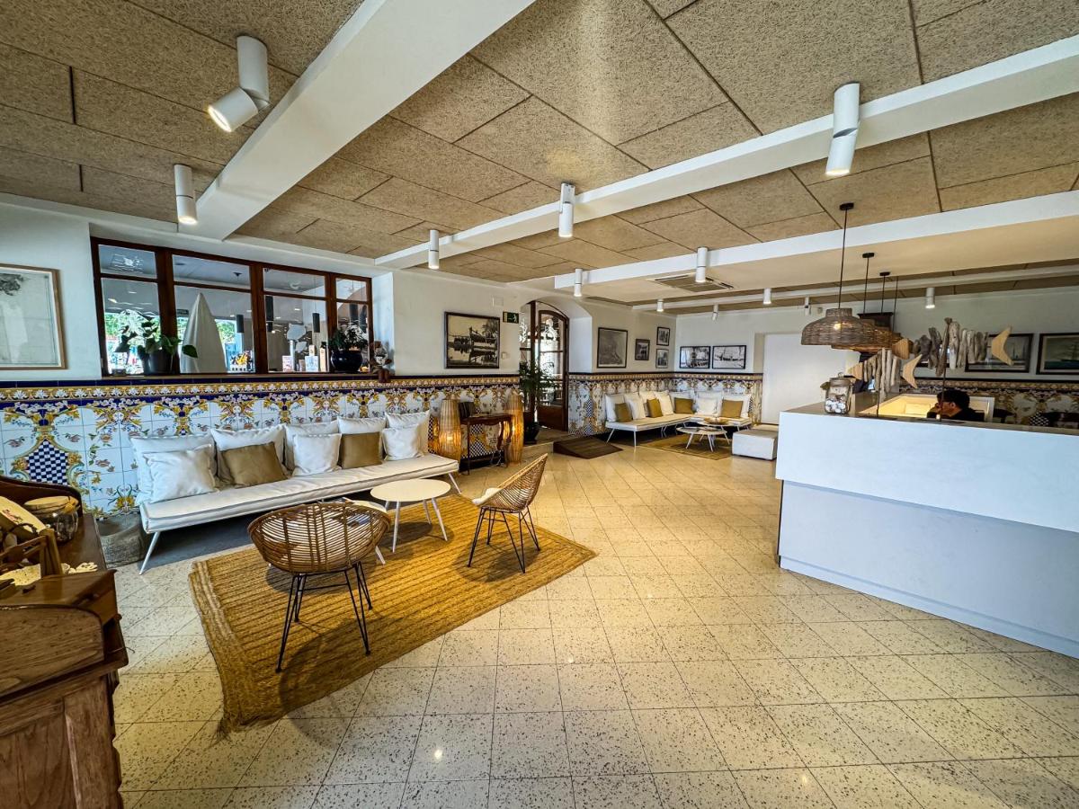 Un restaurante o sitio para comer en Hotel Marina