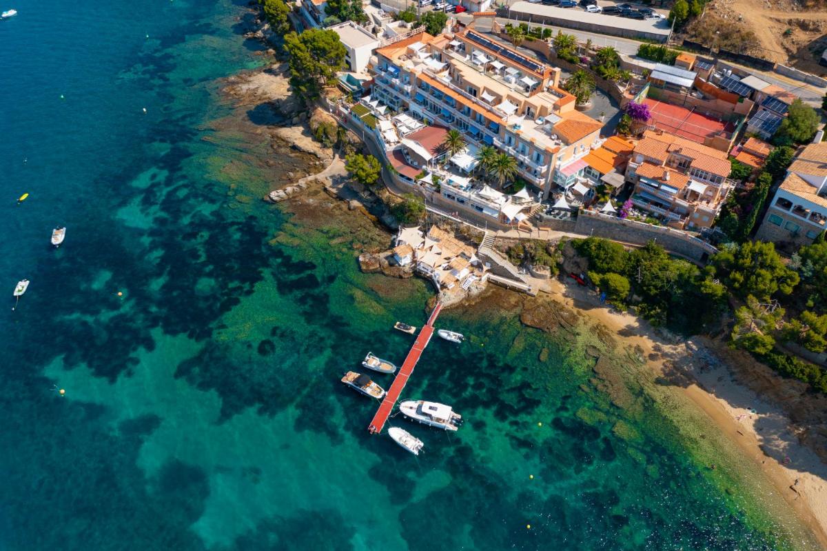 Una vista aérea de una playa con barcos en el agua. en Hotel Vistabella, en Roses Una vista aérea de una playa con barcos en el agua. en Hotel Vistabella, en Roses