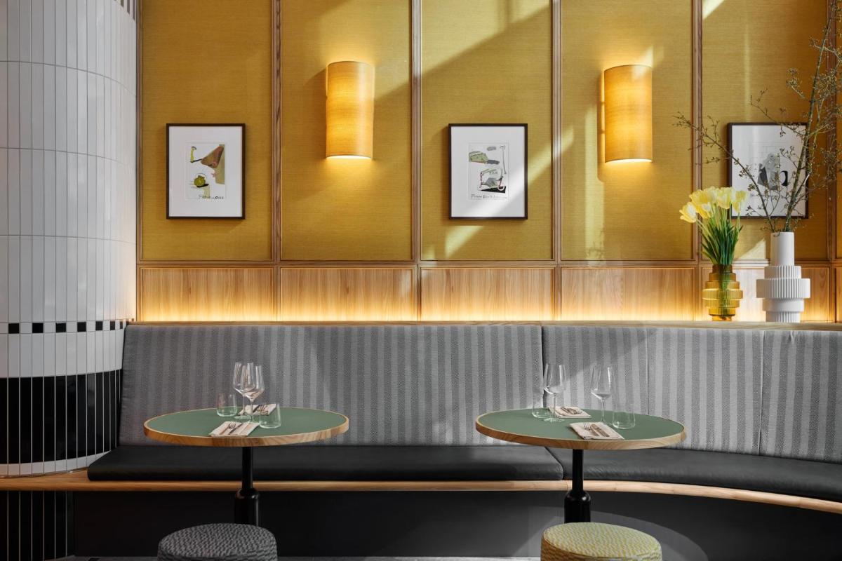 Ein Sitzbereich in der Unterkunft Kimpton Main Frankfurt by IHG