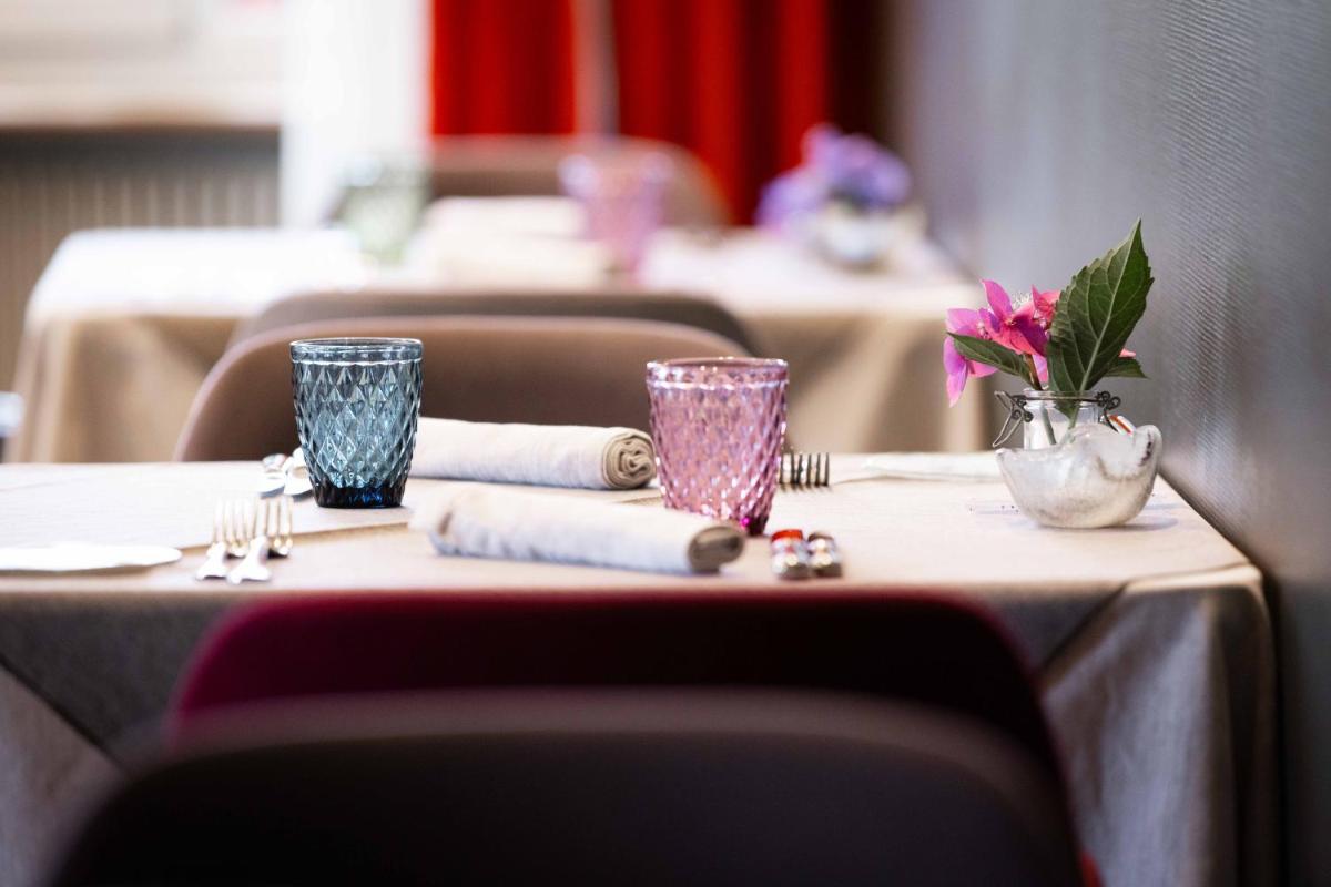 Un ou plusieurs lits dans un hébergement de l'établissement Logis Hôtel Restaurant & Spa La Rochette