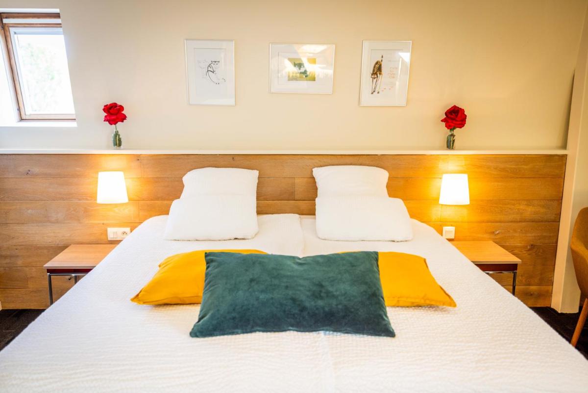 Un ou plusieurs lits dans un hébergement de l'établissement Logis Hôtel Restaurant & Spa La Rochette