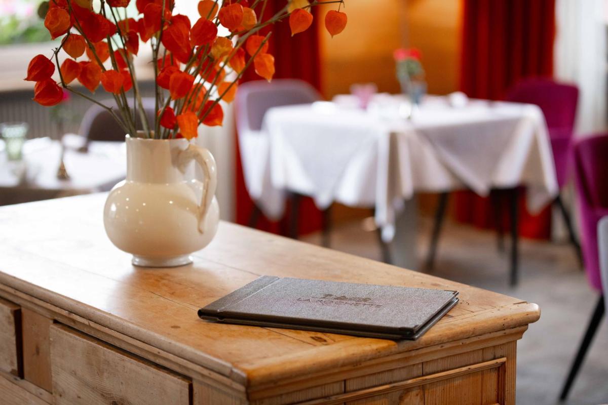 Restaurant ou autre lieu de restauration dans l'établissement Logis Hôtel Restaurant & Spa La Rochette