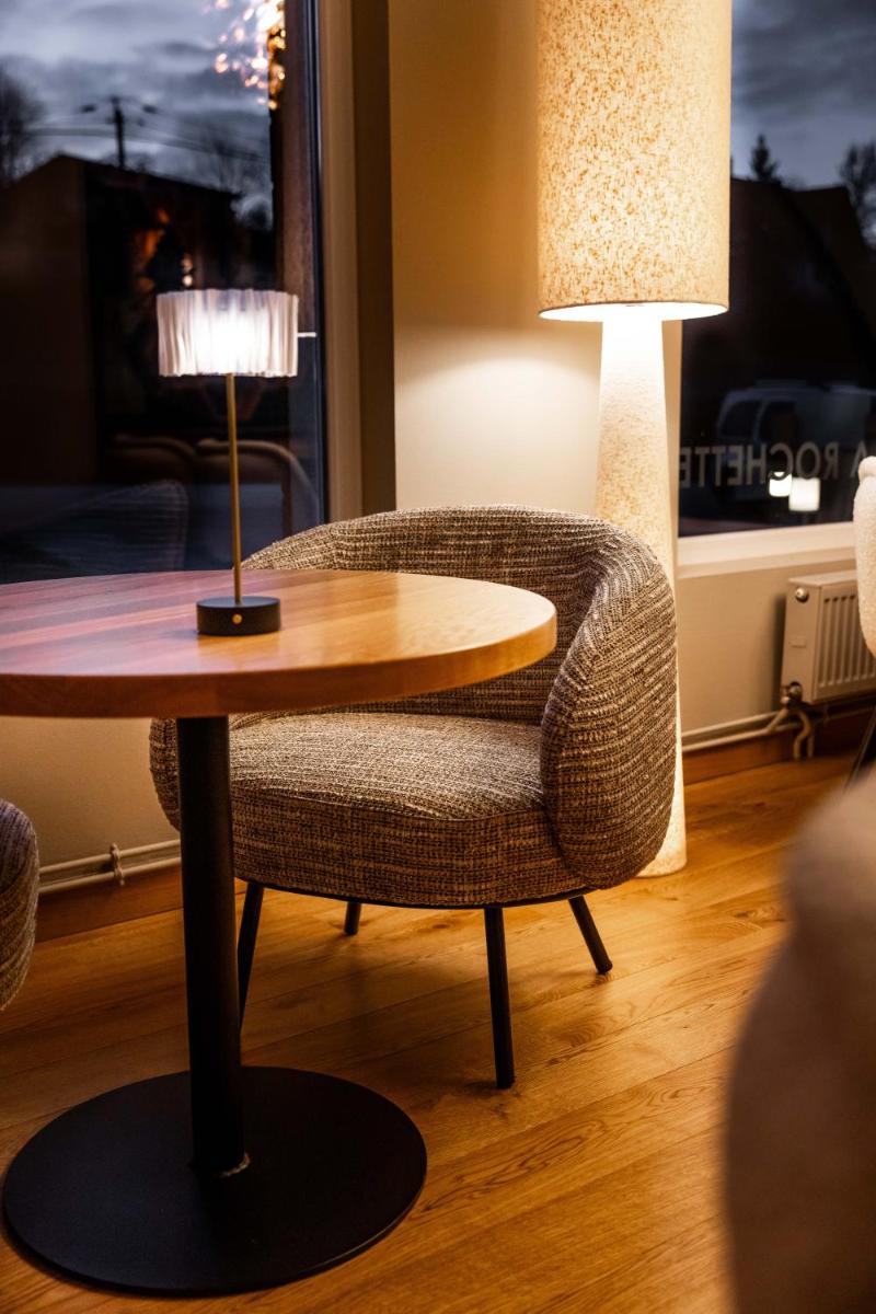 Coin salon dans l'établissement Logis Hôtel Restaurant & Spa La Rochette