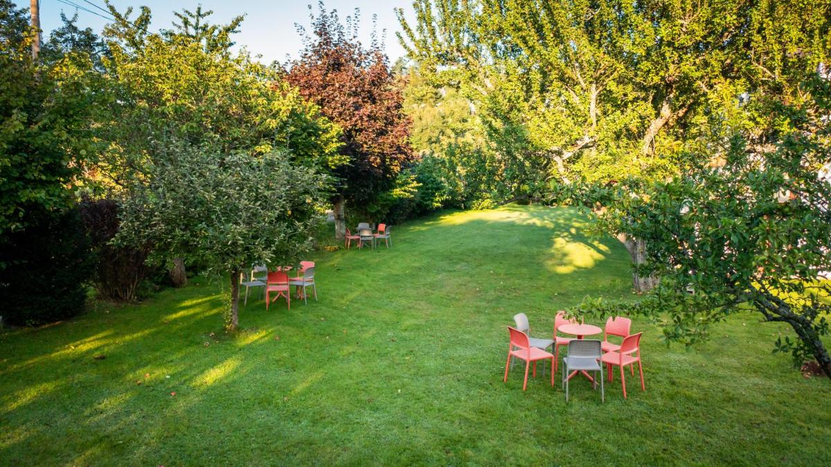 Jardin de l'établissement Logis Hôtel Restaurant & Spa La Rochette