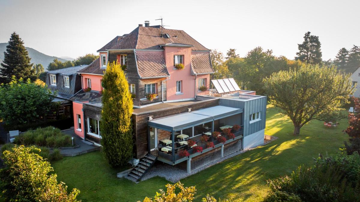une vue aérienne d'une grande maison avec dans l'établissement Logis Hôtel Restaurant & Spa La Rochette, à Labaroche