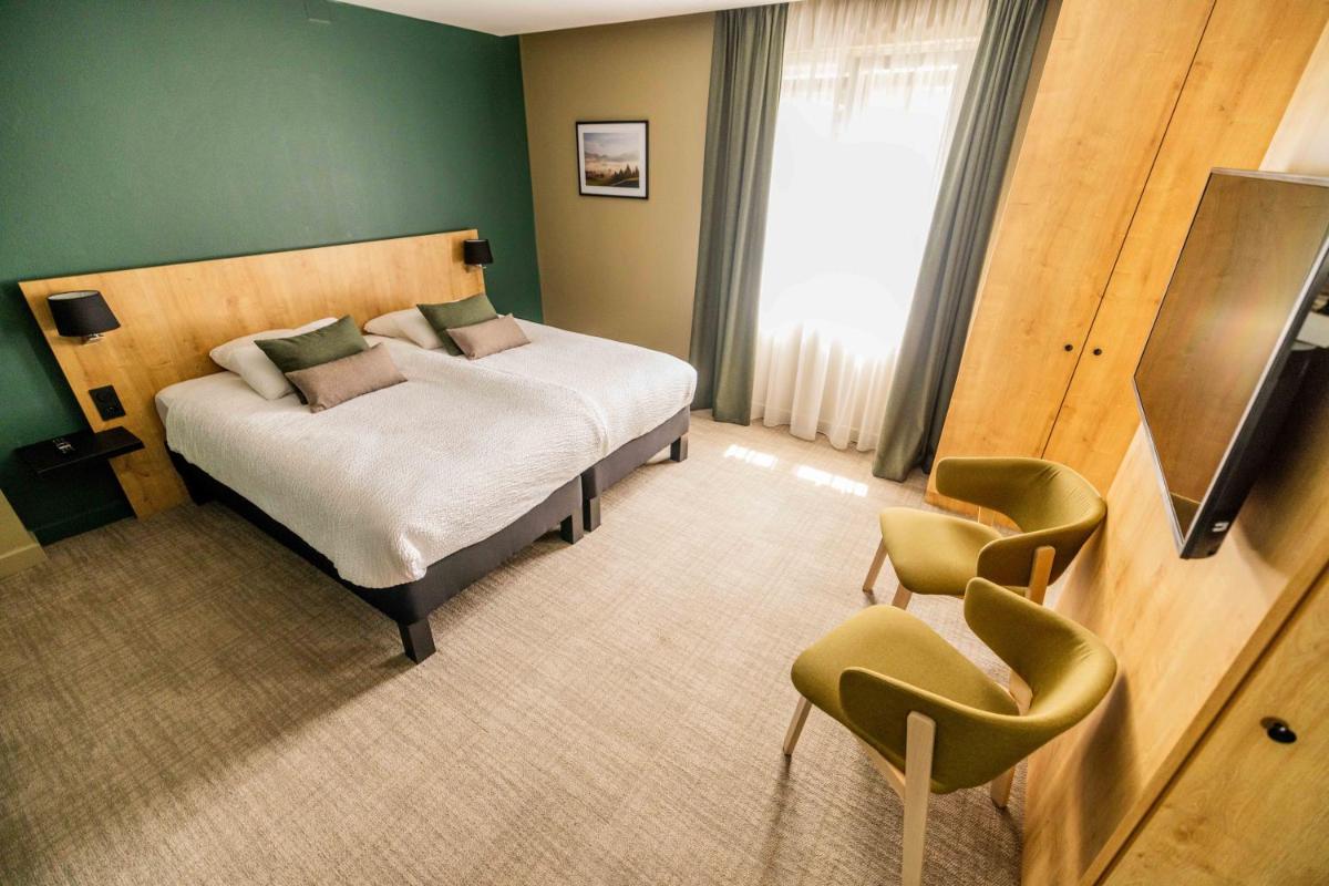 Un ou plusieurs lits dans un hébergement de l'établissement Logis Hôtel Restaurant & Spa La Rochette