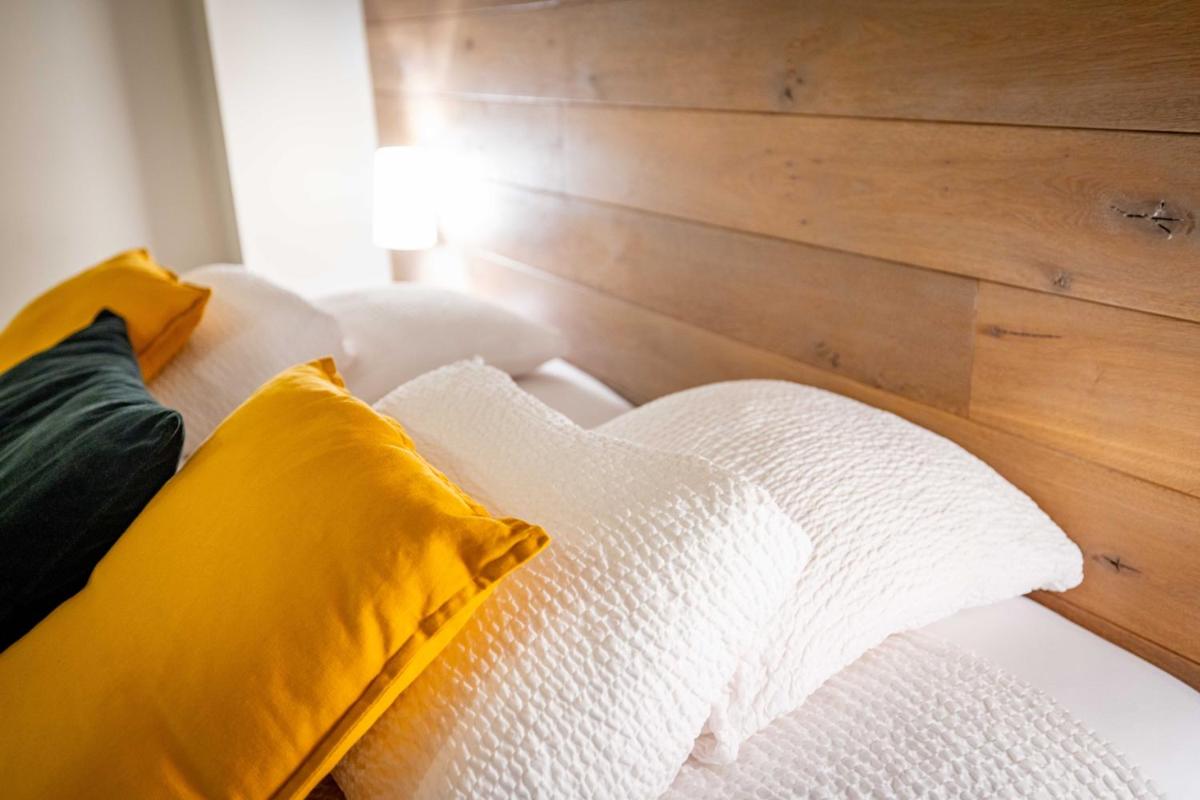 Un ou plusieurs lits dans un hébergement de l'établissement Logis Hôtel Restaurant & Spa La Rochette