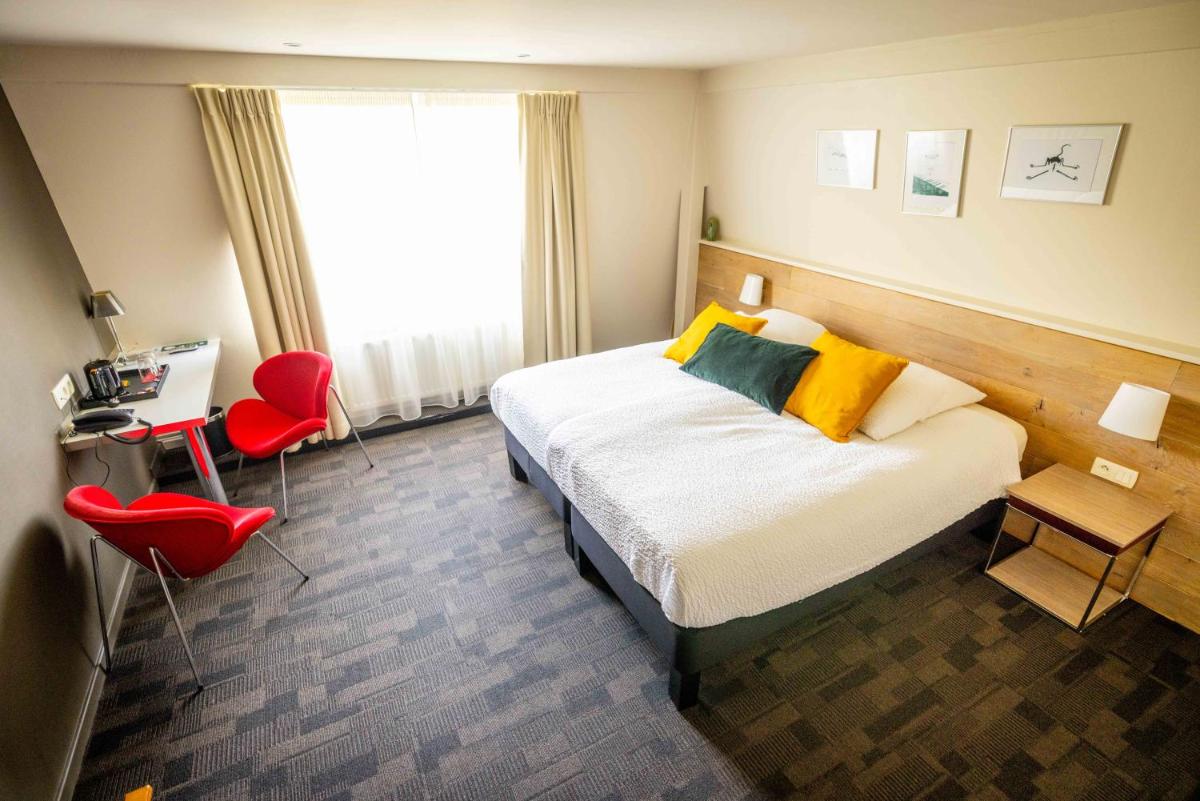 Un ou plusieurs lits dans un hébergement de l'établissement Logis Hôtel Restaurant & Spa La Rochette