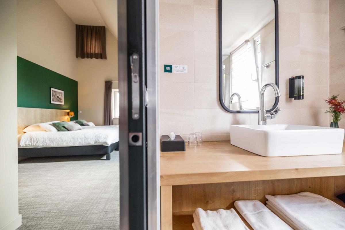 Un ou plusieurs lits dans un hébergement de l'établissement Logis Hôtel Restaurant & Spa La Rochette