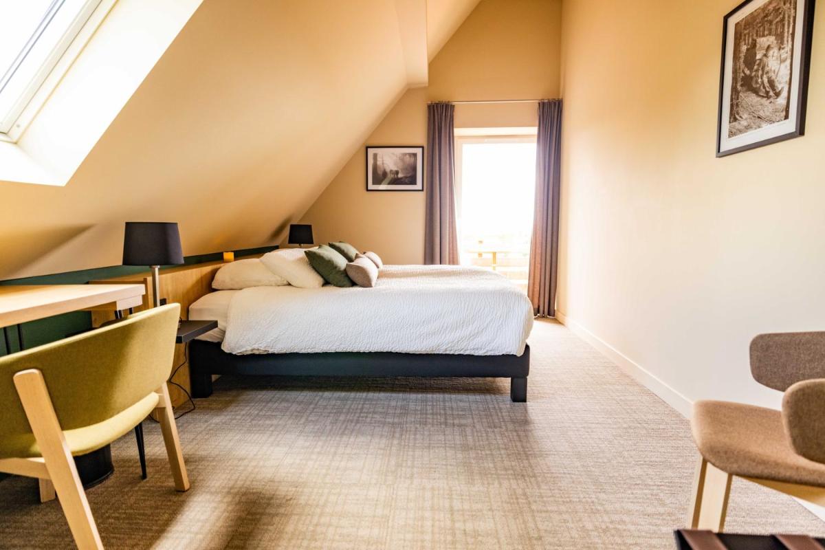 Un ou plusieurs lits dans un hébergement de l'établissement Logis Hôtel Restaurant & Spa La Rochette