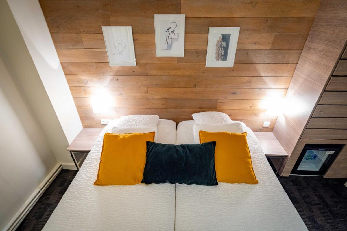 Un ou plusieurs lits dans un hébergement de l'établissement Logis Hôtel Restaurant & Spa La Rochette
