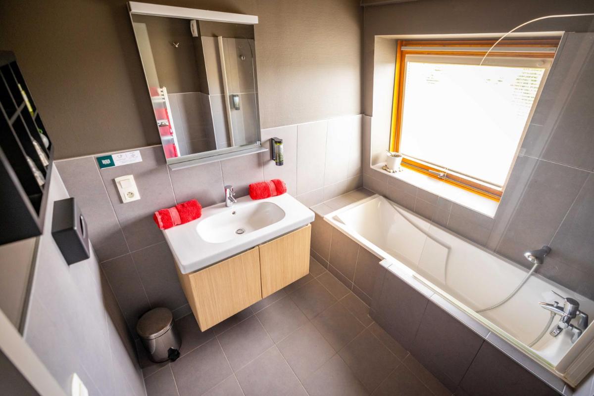 Salle de bains dans l'établissement Logis Hôtel Restaurant & Spa La Rochette