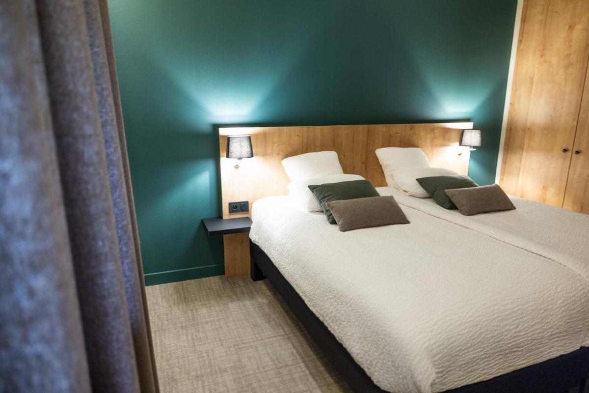 Un ou plusieurs lits dans un hébergement de l'établissement Logis Hôtel Restaurant & Spa La Rochette