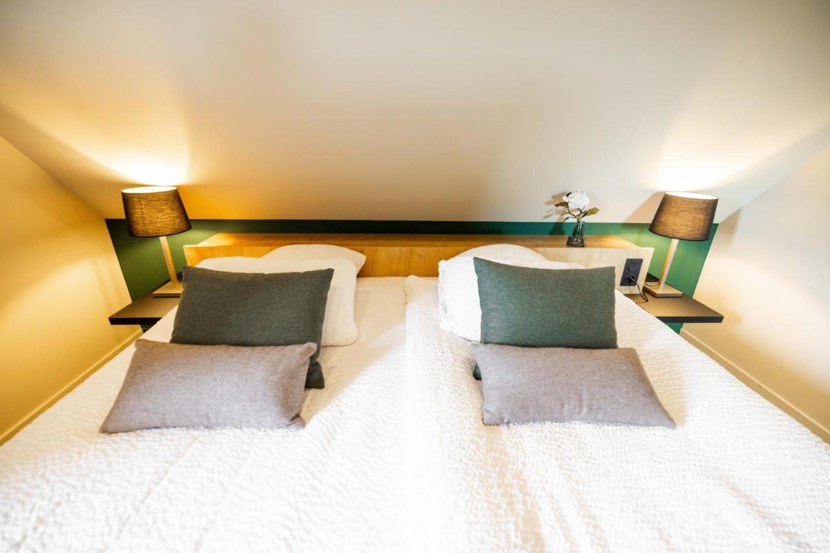 Un ou plusieurs lits dans un hébergement de l'établissement Logis Hôtel Restaurant & Spa La Rochette