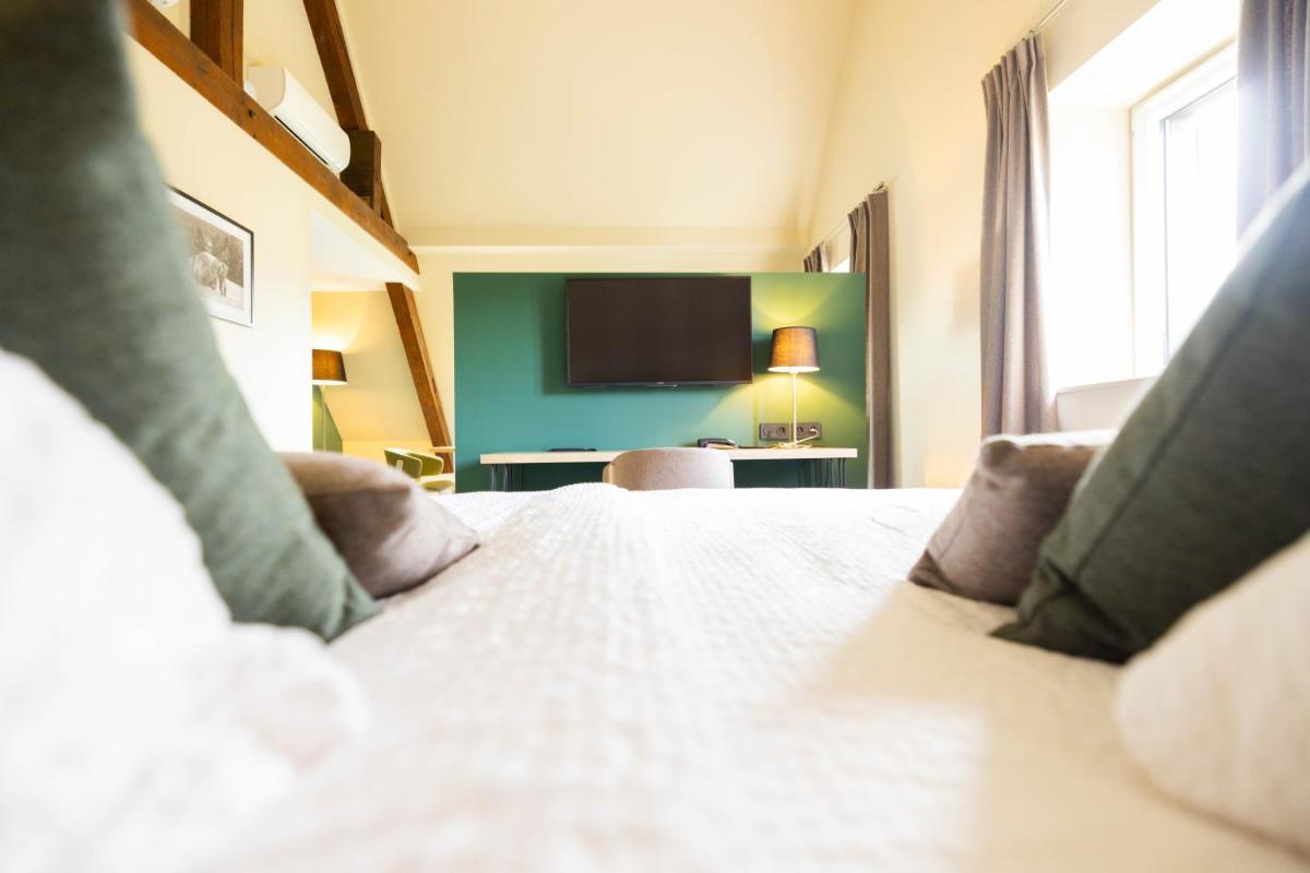 Un ou plusieurs lits dans un hébergement de l'établissement Logis Hôtel Restaurant & Spa La Rochette