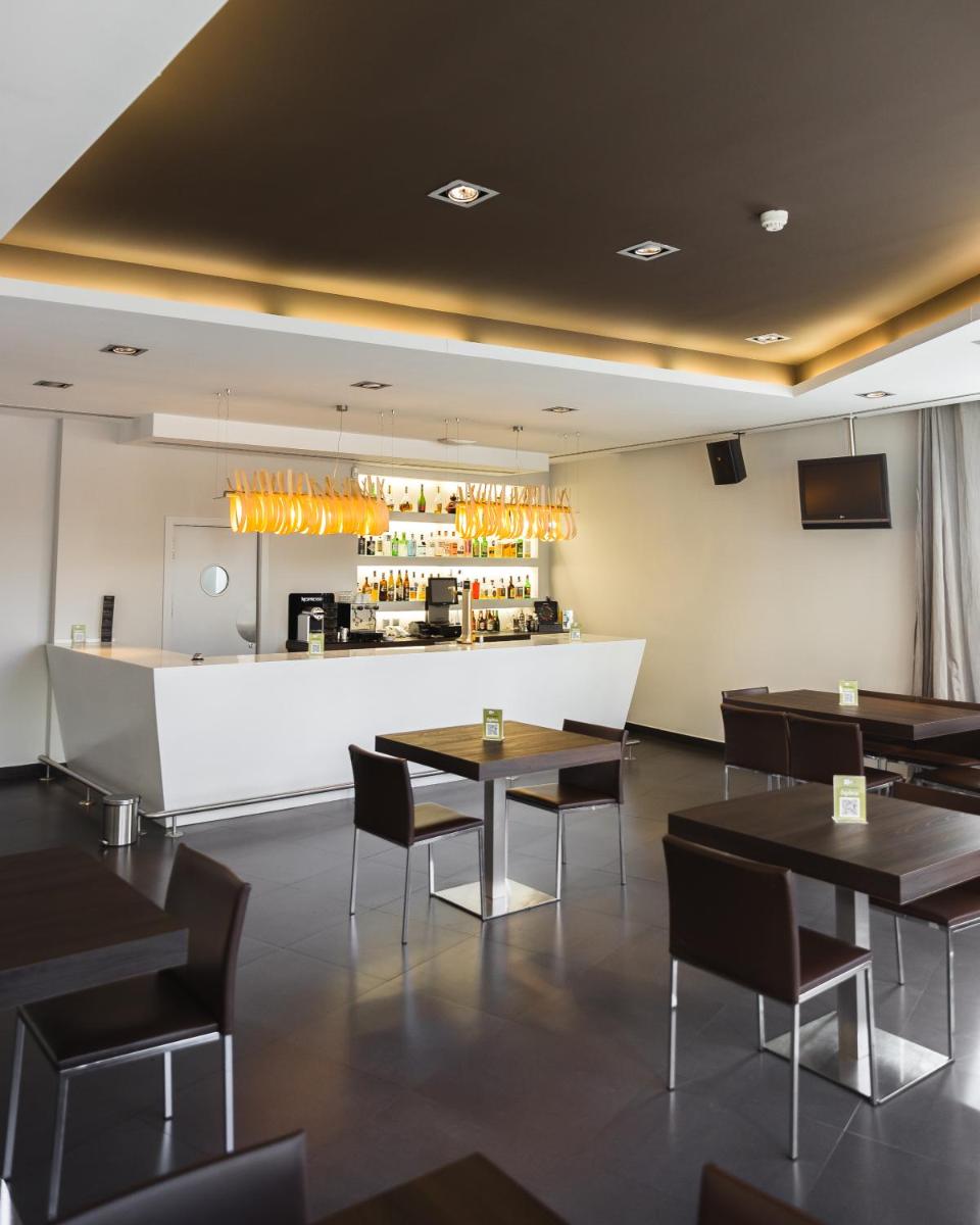 El salón o zona de bar de Hotel Veracruz Plaza & Spa