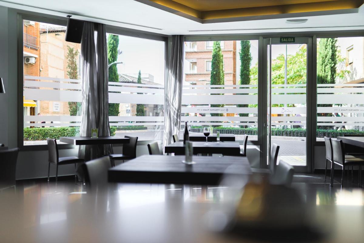Un restaurante o sitio para comer en Hotel Veracruz Plaza & Spa