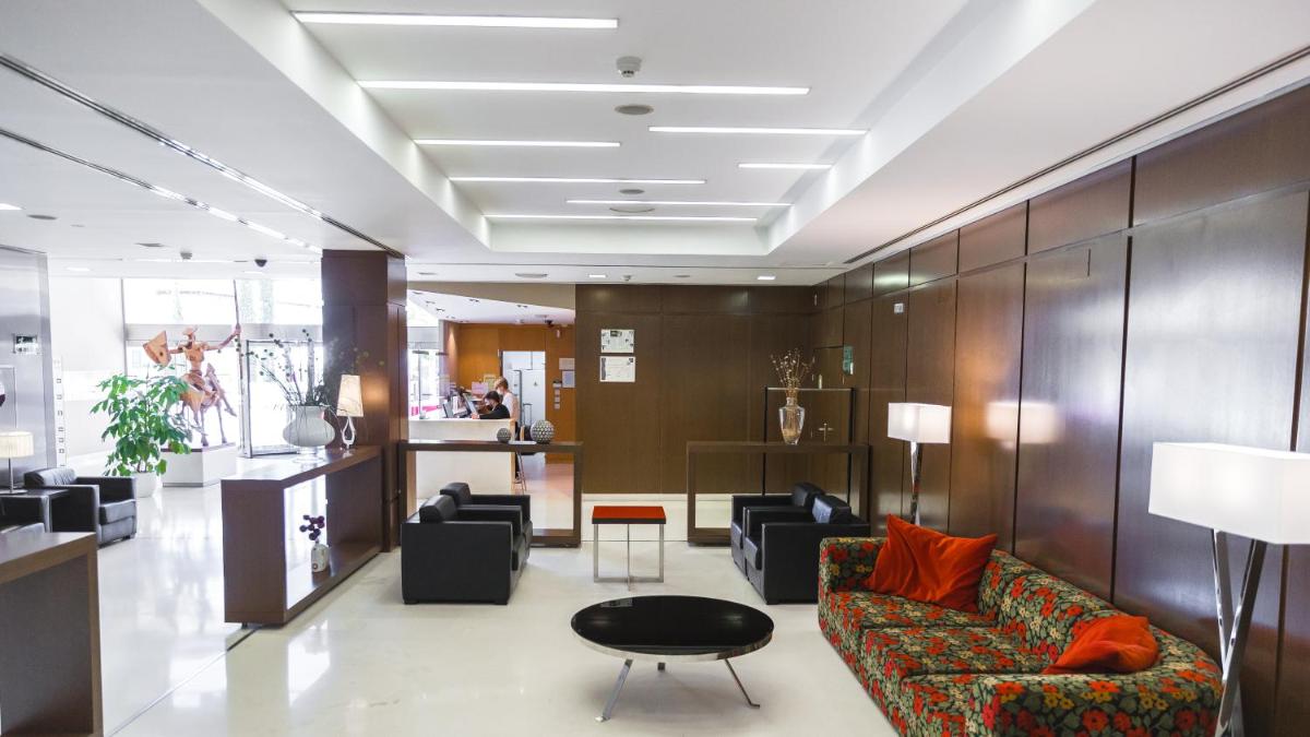 Un vestíbulo con un sofá y sillas y una mesa. en Hotel Veracruz Plaza & Spa, en Valdepeñas 37 fotos más