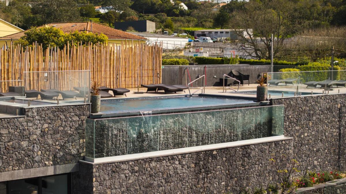 uma piscina na lateral de um prédio em Azores Homes Resort & Spa em Ponta Delgada