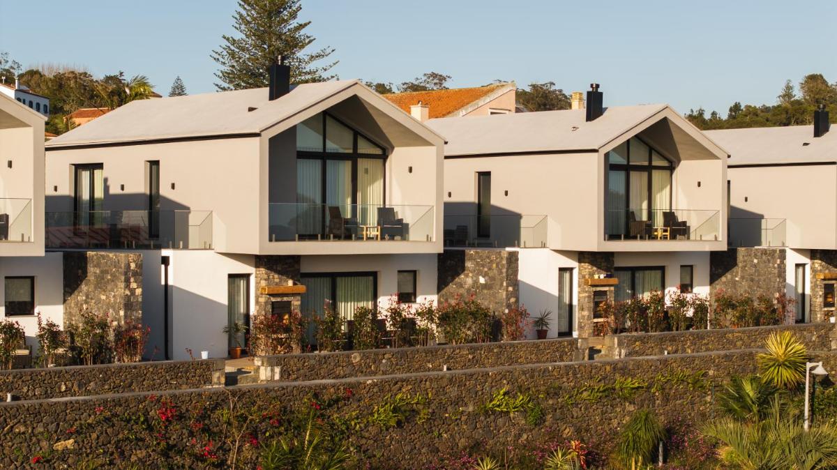 uma fileira de casas brancas em uma colina em Azores Homes Resort & Spa em Ponta Delgada