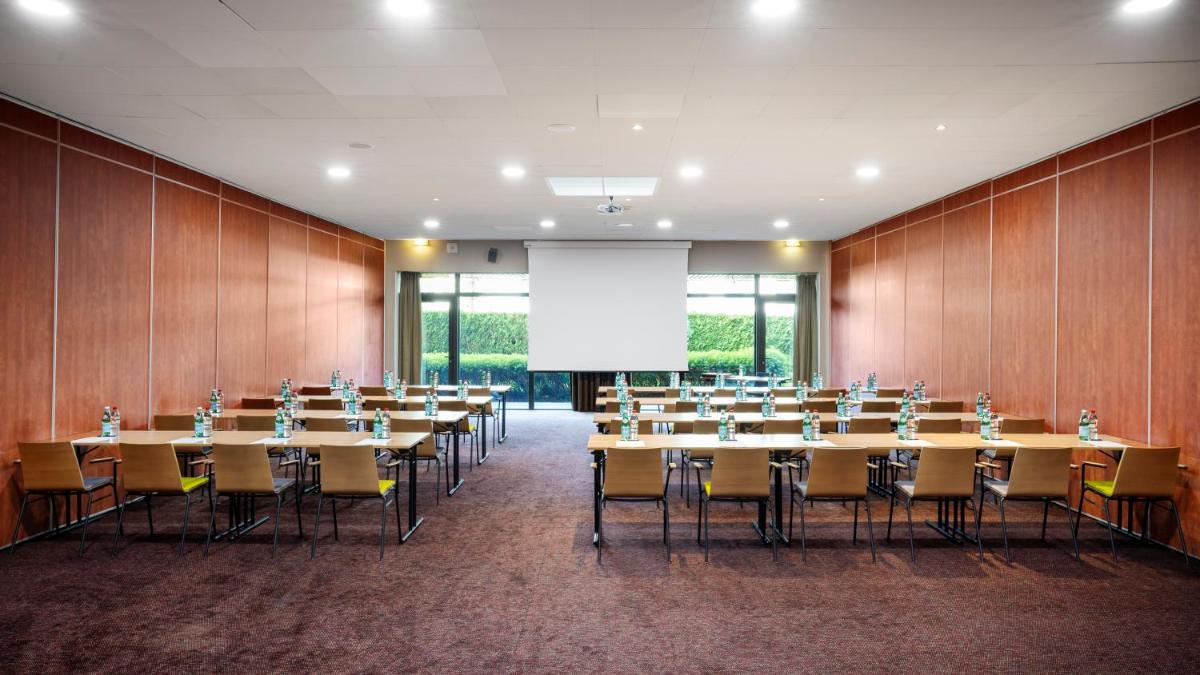 Espace de conférence ou salle de réunion dans l'établissement Residhome Suites Paris Sénart