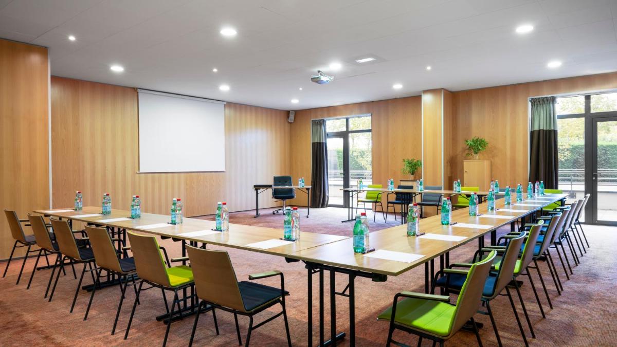 Espace de conférence ou salle de réunion dans l'établissement Residhome Suites Paris Sénart